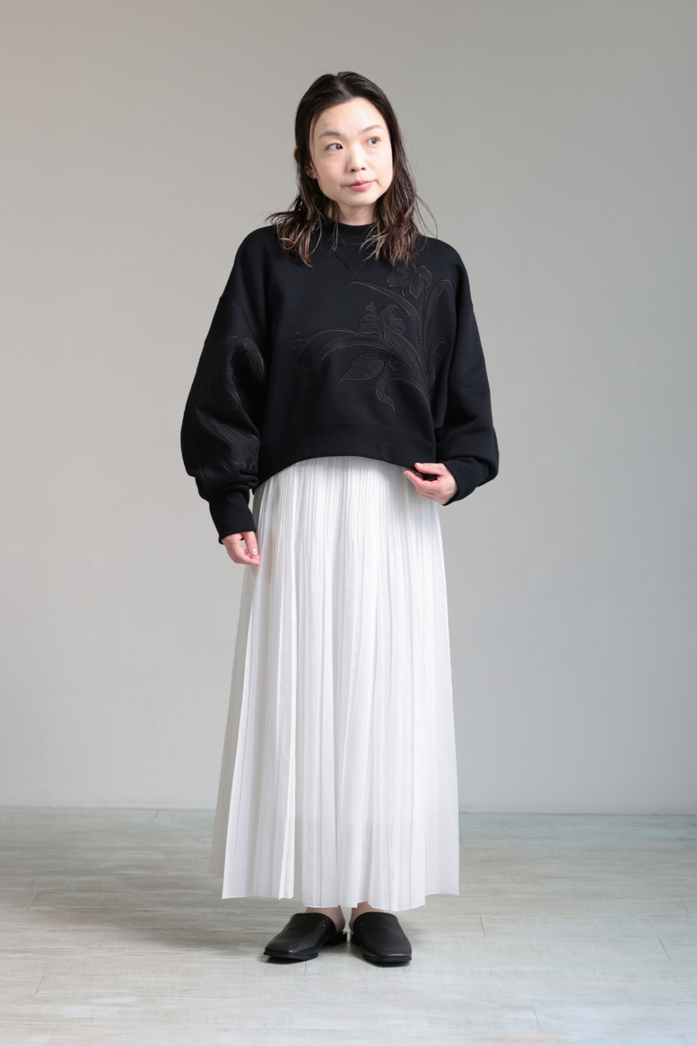 Mame Kurogouchi(マメ) Floral Embroidery Short Sweat Top