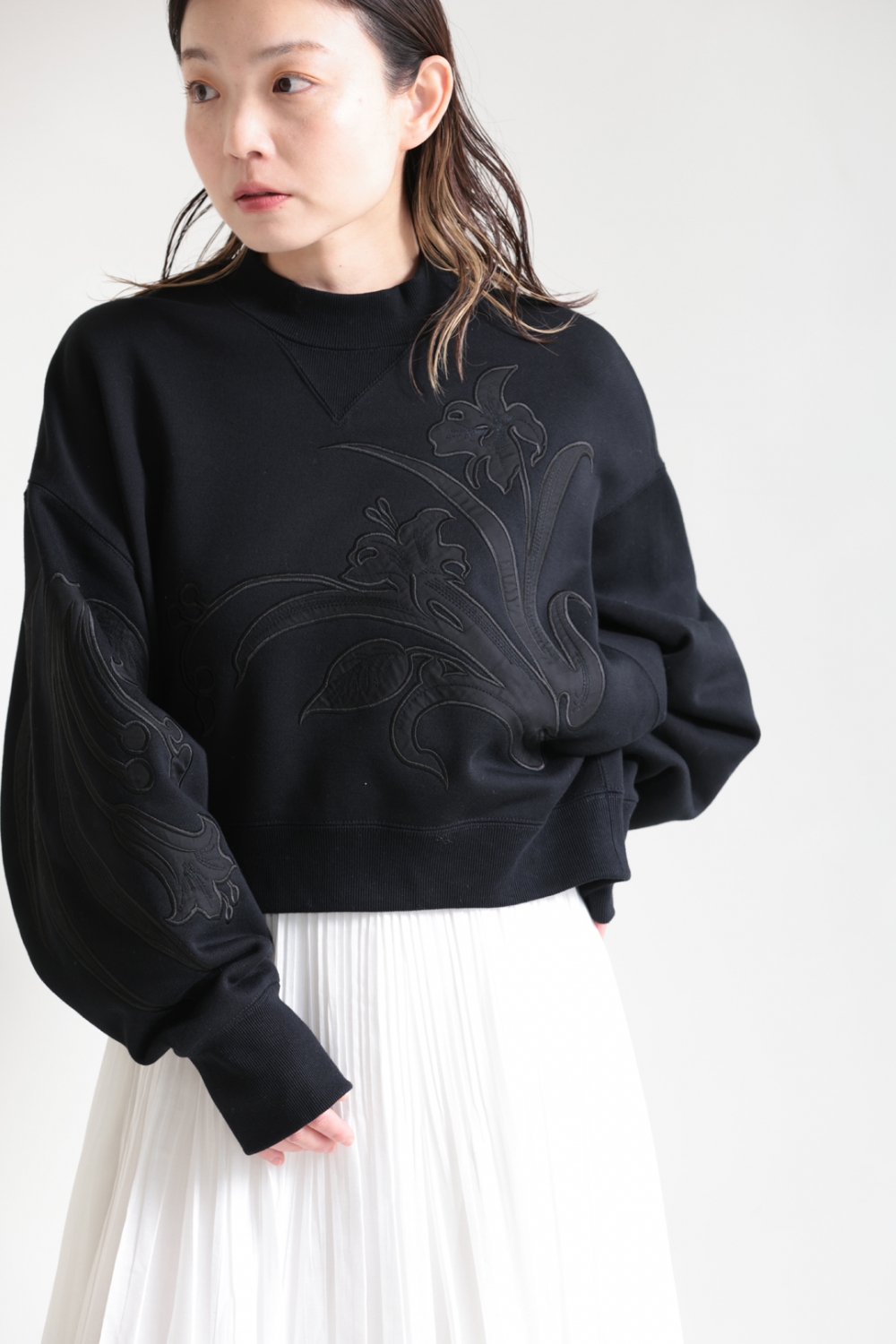 Mame Kurogouchi(マメ) Floral Embroidery Short Sweat Top