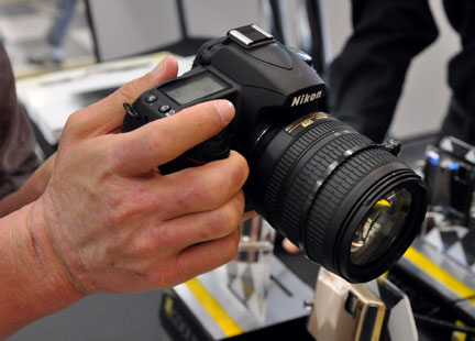 Nikon - 【Nikon】Wi-Fiでスマホへ★ライブビュー機能！D90レンズキット Amazon | Nikon デジタル一眼レフカメラ D90 AF-S DX 18-105 VR