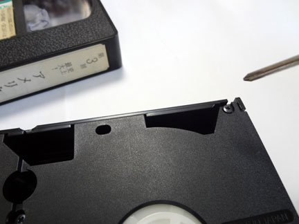 切れたVHSテープをつなげる方法 | イケてる、モノ・コト