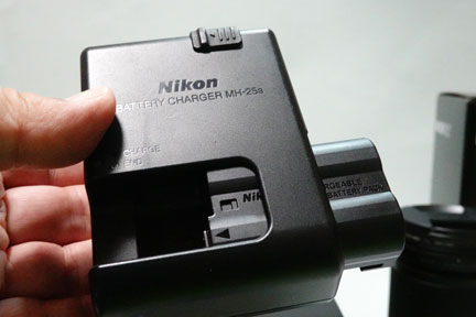 (遺品整理)Nikon D80+レンズ4本+充電器+バッテリーその他 ニコン USB充電器 NIKON EN-EL1 5対応 LCD付 4段階表示
