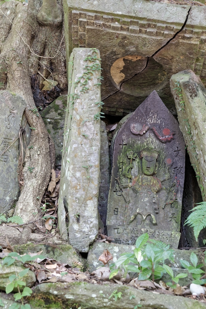 実家の蔵から 古寒山寺 遺跡の様な彫刻文様 釣鐘型 古い