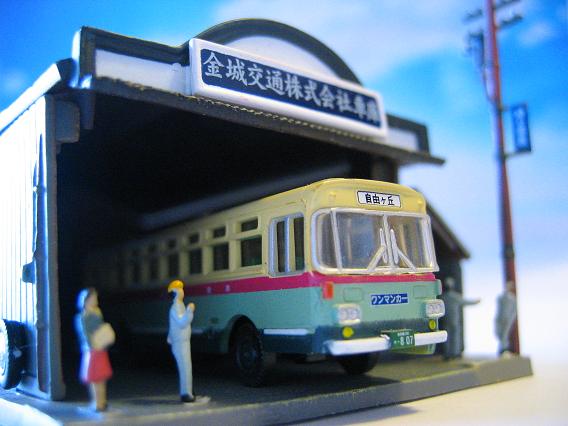 ジオコレ 1/150「バス営業所セット&駅前バス待合所&バス停+江ノ電バス