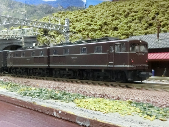マイクロエース国鉄EH10-4 茶色 試作機 試験塗装（茶色）と貨物列車