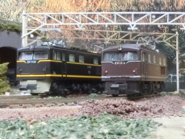 マイクロエース国鉄EH10-4 茶色 試作機 試験塗装（茶色）と貨物列車