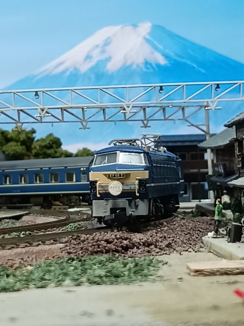 シリーズ20系寝台特急「あさかぜ」(初期編成)とJR EF66-0形電気機関車