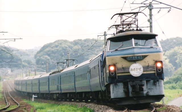 ブルートレインEF66と24系25形 寝台特急「あさかぜ」オハネフ25ほかが