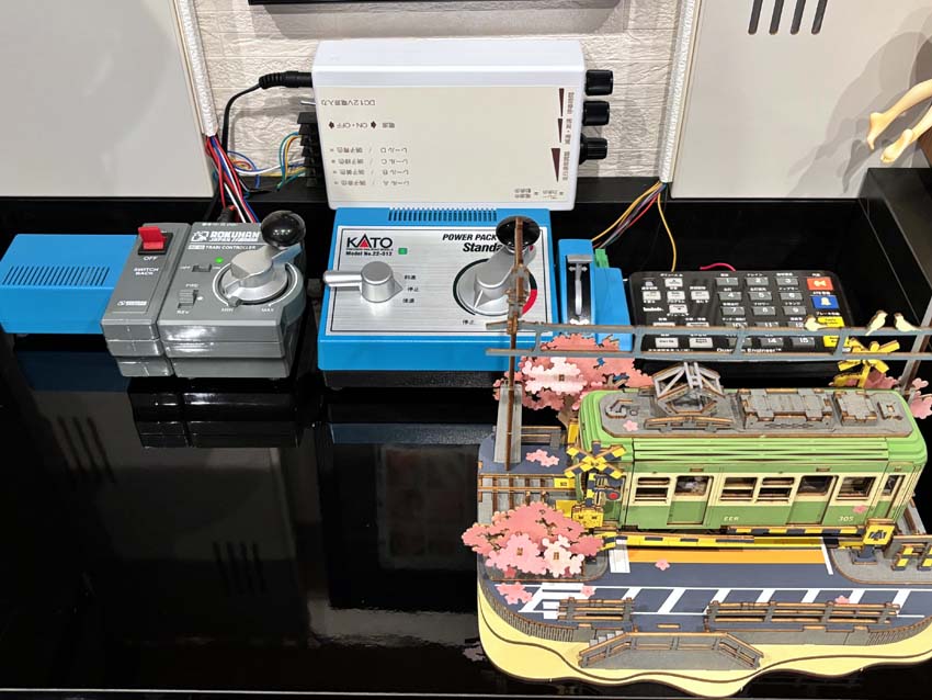 あとは好きな車両を買うだけ！HOゲージレール・コントローラーセット！