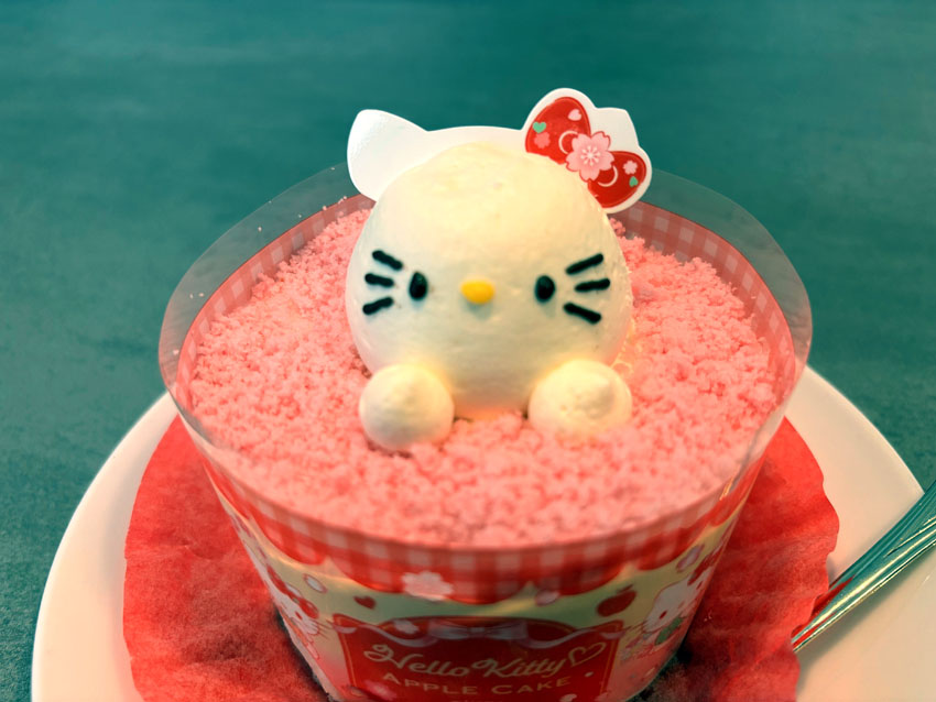 銀座コージーコーナーの『ハローキティのアップルケーキ』 | ナオの