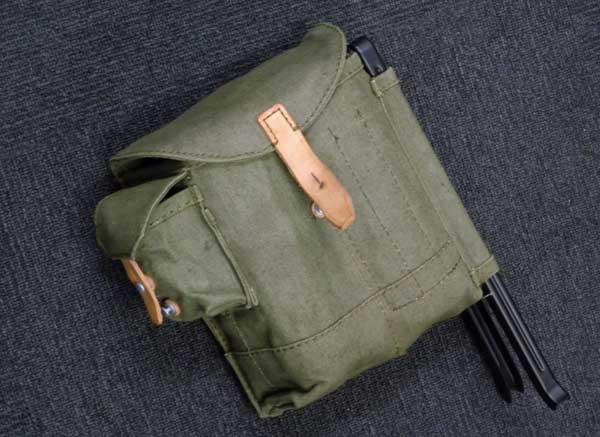 ユーゴスラヴィア軍 4連AKショルダーマガジンポーチ 実物中古良品 ユーゴスラヴィア軍 4連AKショルダーマガジンポーチ 実物中古