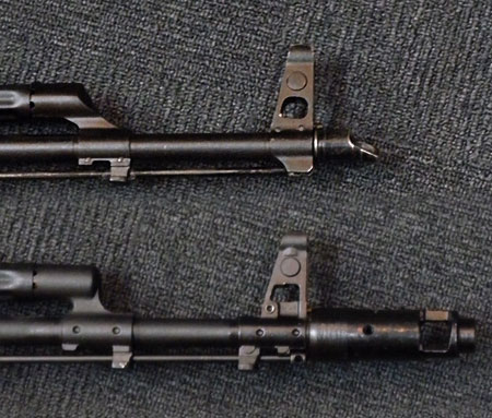 【実物】カラシニコフAK-74 カスタムパーツセット　ウクライナ 白い背景にカラシニコフAK 74アサルトライフルとバヨネット