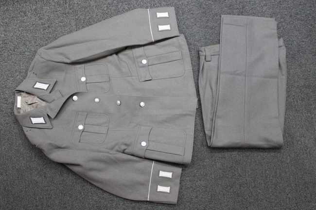 大阪店から現在ヤフオクに東ドイツ軍軍装品8点を出品中です! | Chicago