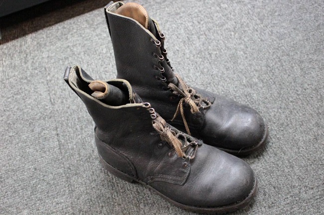 大阪店から現在ヤフオクに東西ドイツ軍軍装品8点を出品中です