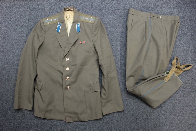 大阪店から現在ヤフオクにソ連軍ロシア軍の戦闘服や制服を8点を出品中