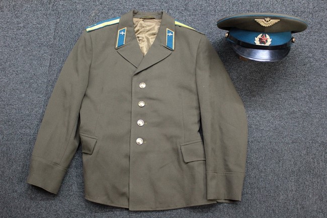 大阪店から現在ヤフオクにソ連軍ロシア軍の戦闘服や制服を8点を出品中