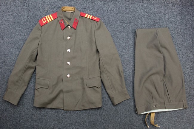 大阪店から現在ヤフオクにソ連軍ロシア軍の戦闘服や制服を8点を出品中