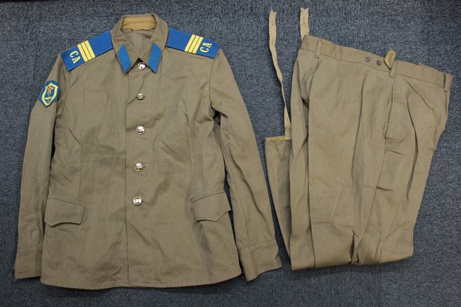 大阪店から現在ヤフオクにソ連軍ロシア軍の戦闘服や制服を8点を出品中