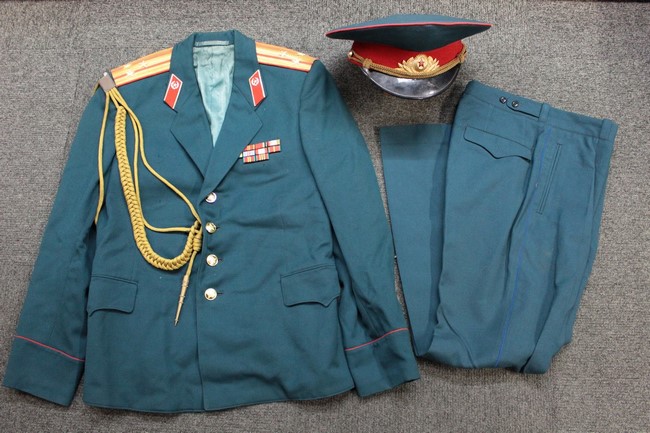 大阪店から現在ヤフオクにソ連軍ロシア軍の戦闘服や制服を8点を出品中