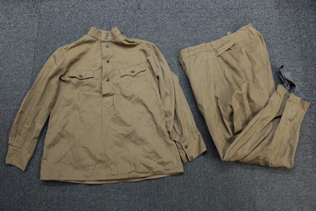 大阪店から現在ヤフオクにソ連軍ロシア軍の戦闘服や制服を8点を出品中