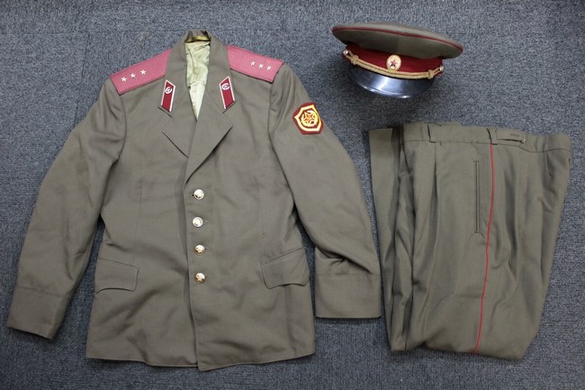 大阪店から現在ヤフオクにソ連軍ロシア軍の戦闘服や制服を8点を出品中