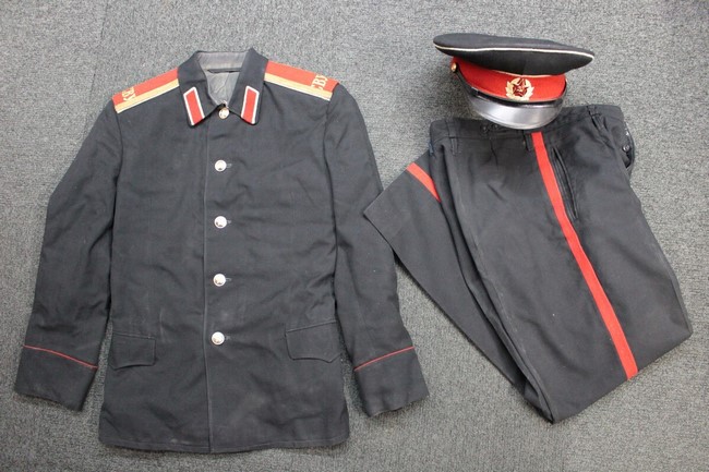 大阪店から現在ヤフオクにソ連軍ロシア軍の戦闘服や制服を8点を出品中