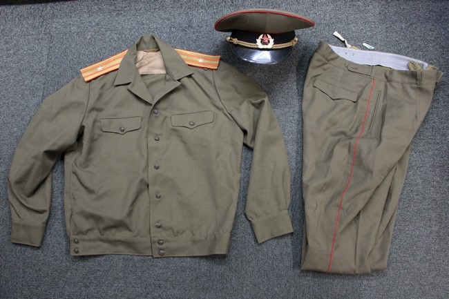 大阪店から現在ヤフオクにソ連軍ロシア軍の戦闘服や制服を8点を出品中