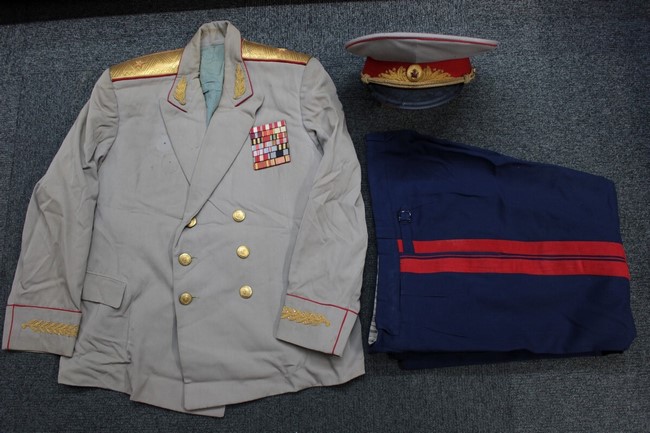 大阪店から現在ヤフオクにソ連軍ロシア軍の戦闘服や制服を8点を出品中