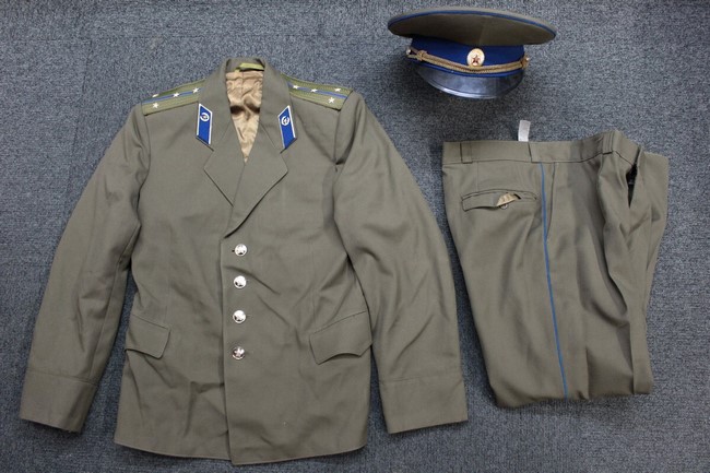 大阪店から現在ヤフオクにソ連軍ロシア軍の戦闘服や制服を8点を出品中