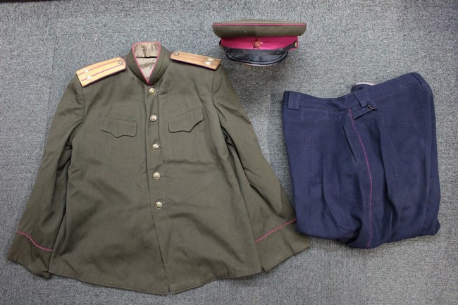大阪店から現在ヤフオクにソ連軍東独軍英軍ポーランド軍の戦闘服や制服