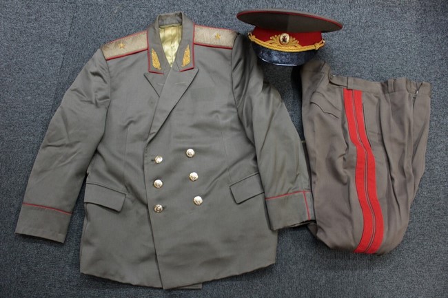大阪店から現在ヤフオクにソ連軍東独軍英軍ポーランド軍の戦闘服や制服