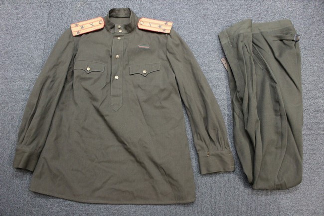 大阪店から現在ヤフオクにソ連軍東独軍の制服や制帽などを8点を出品中