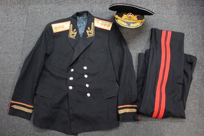 大阪店から現在ヤフオクにソ連軍東独軍の制服や制帽などを8点を出品中