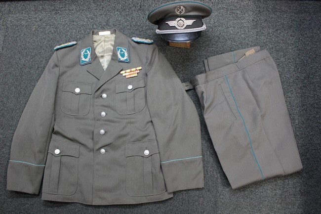 大阪店から現在ヤフオクにソ連軍東独軍の制服や制帽などを8点を出品中