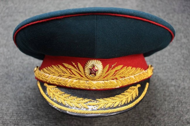 大阪店から現在ヤフオクにソ連軍東独軍の制服や制帽などを8点を出品中