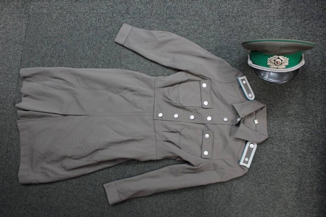 大阪店から現在ヤフオクにソ連軍東独軍の制服や制帽などを8点を出品中