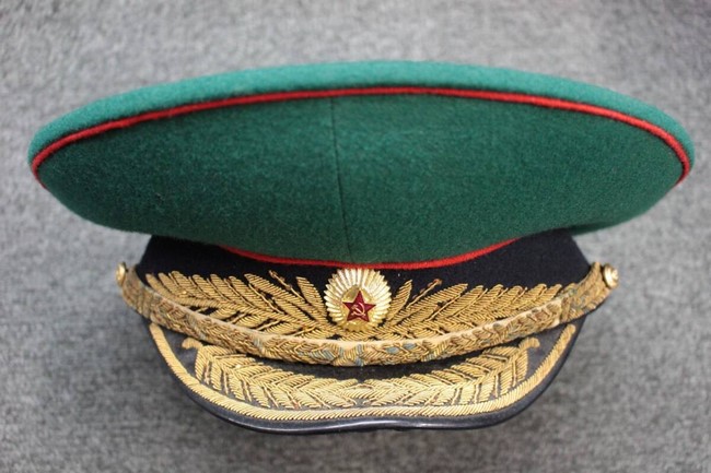 大阪店から現在ヤフオクにソ連軍東独軍の制服や制帽などを8点を出品中
