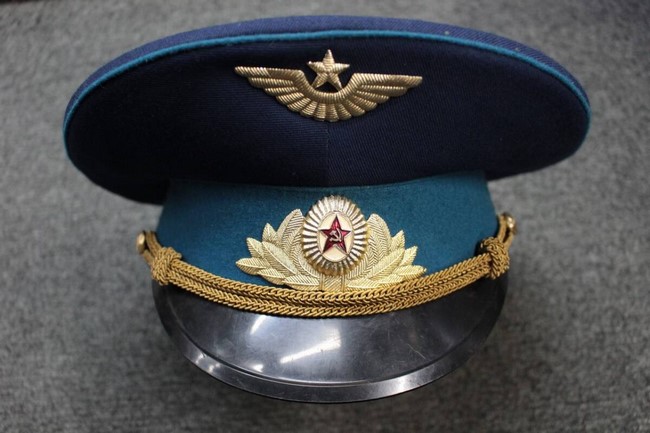 大阪店から現在ヤフオクにソ連軍東独軍の制服や制帽などを8点を出品中