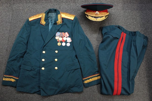 大阪店から現在ヤフオクにソ連軍東独軍の制服や制帽などを8点を出品中