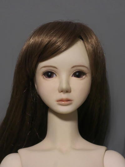 豊なブロンドヘアと長いまつ毛に縁取られた大きな瞳が印象的