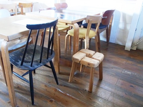 Obscure stool in Finland | cafe-shiroiroのこと。。。