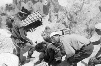 黒澤明　隠し砦の三悪人　パンフレット　本物か？ 2636 \u003cstrong\u003e◎ 黒澤 明 「\u003cfont color\u003dperu\u003e隠し砦の三悪人\u003c\⁄font