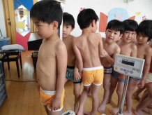 幼稚園児身体測定　裸 