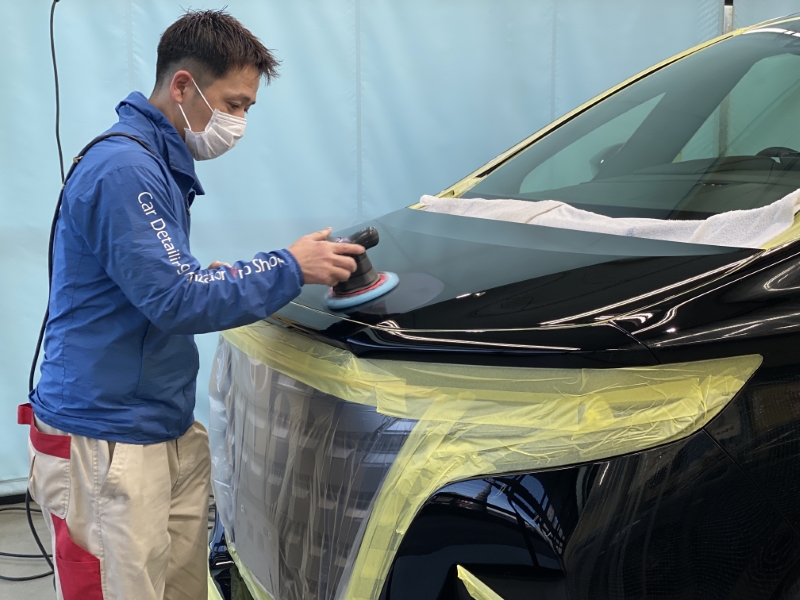 新車アルファード（202ブラック）を鏡面へ。細部まで宿る「ガラスの鎧