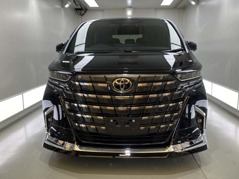 新車アルファード（202ブラック）を鏡面へ。細部まで宿る「ガラスの鎧