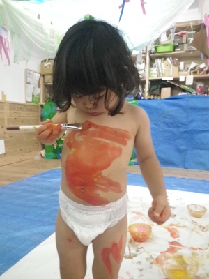 女児 ボディーペインティング 