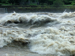観測史上最高の大雨、山田堰の濁流 | blog筑後川新聞