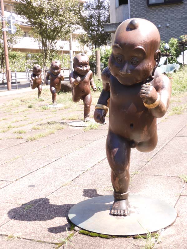 謎の童子たちが面白い！籔内佐斗司の野外彫刻『童々広場』〈府中市の