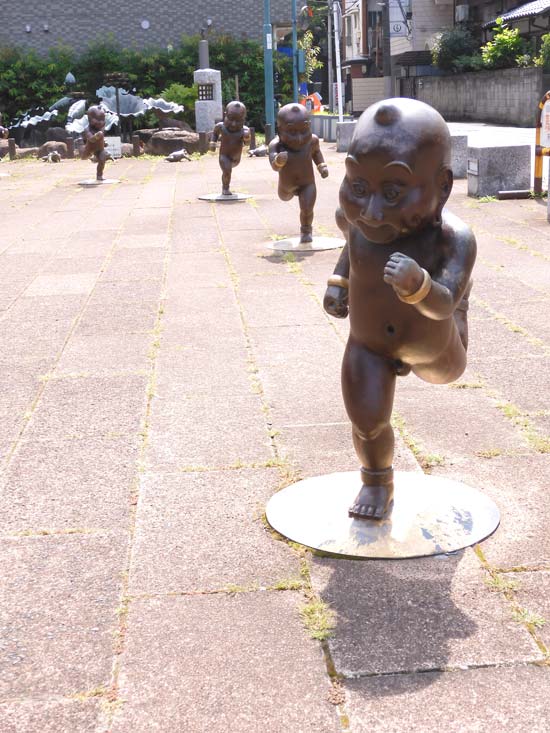 謎の童子たちが面白い！籔内佐斗司の野外彫刻『童々広場』〈府中市の