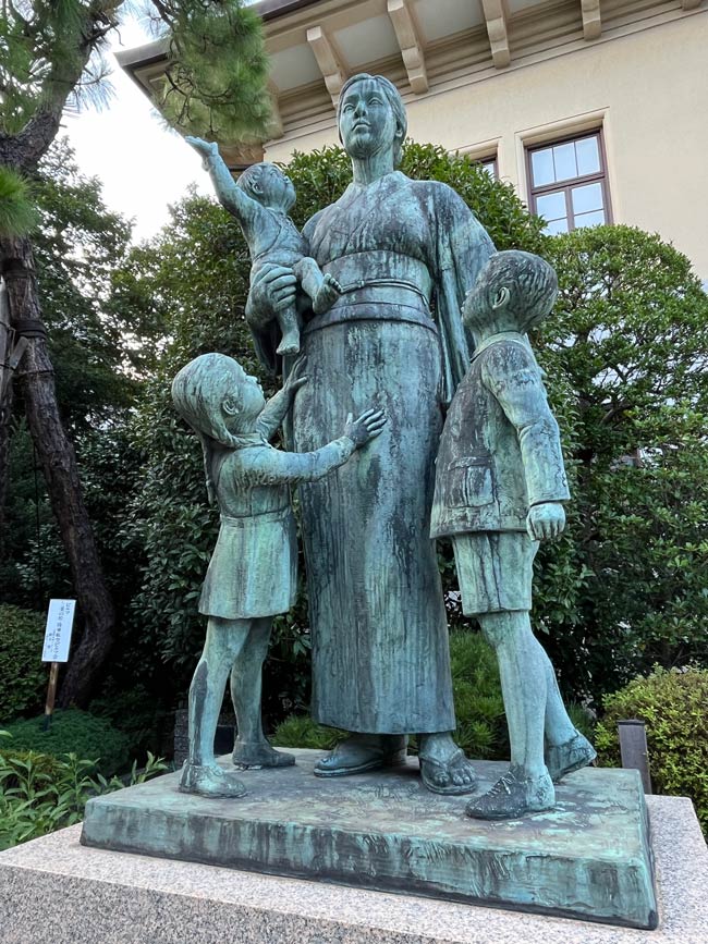 靖国神社〈境内展示から戦後80年を想う〉さくら陶板、母の像など