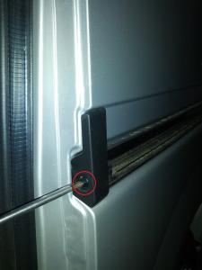 エブリイバン（DA64V）にワゴン（DA64W）用スライドレールカバー